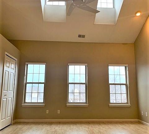 3rd image of 23 Glen Oaks Blvd E #23