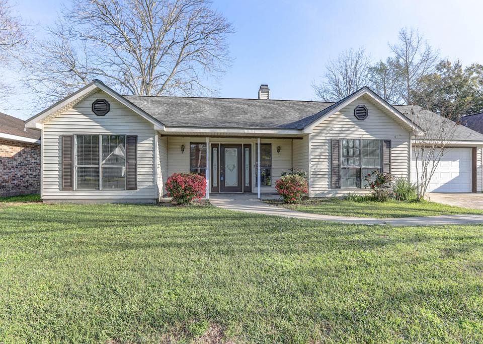 1st image of 115 Village Green Dr