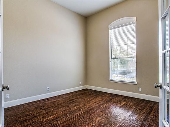 4th image of 15062 Woodbluff Dr