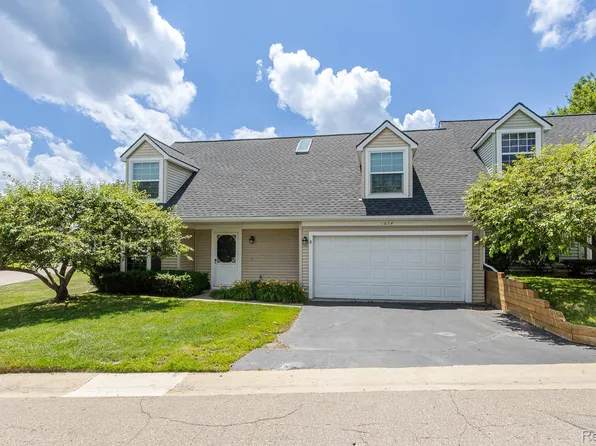 1074 Sandpiper Dr, Waterford, MI 48328