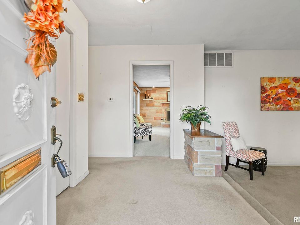 7 Greenbriar Dr, Jacksonville, IL 62650 Zillow