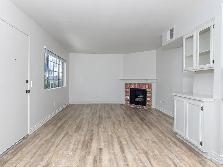 620 W Wilson Ave #C — Photo 4
