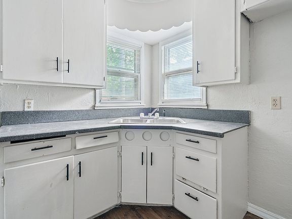 5th image of 306 W Mimosa Dr