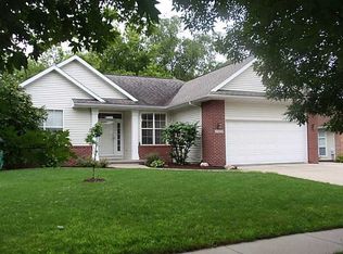 2525 Wolf Creek Trl, Hiawatha, IA 52233