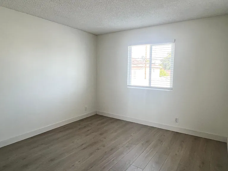 212 E Elmwood Ave — Photo 14