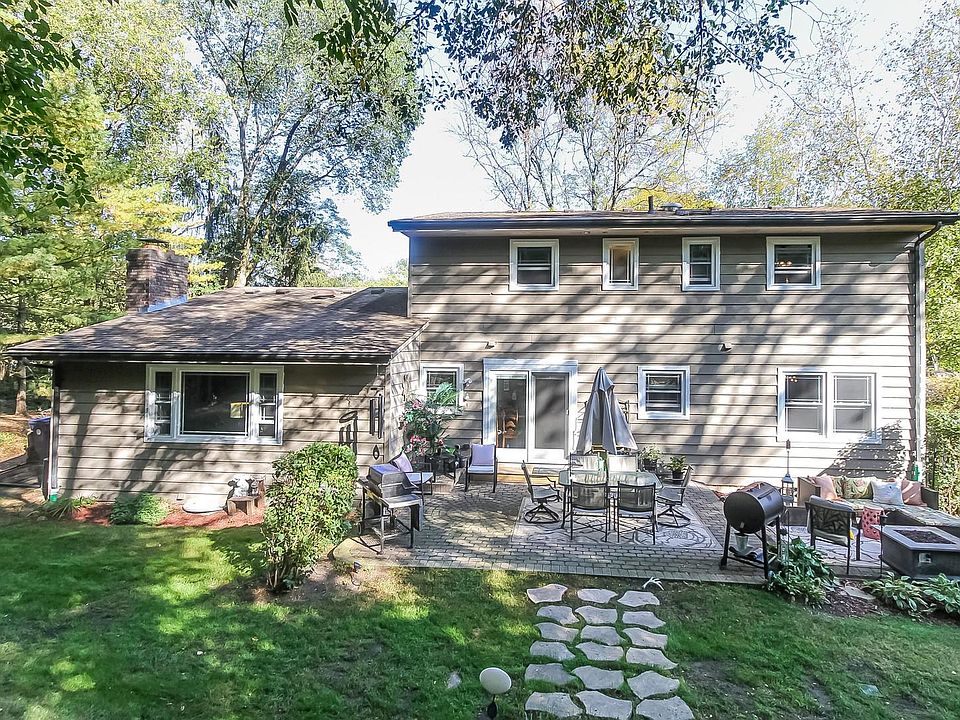 2nd image of 1015 Surrey Ln