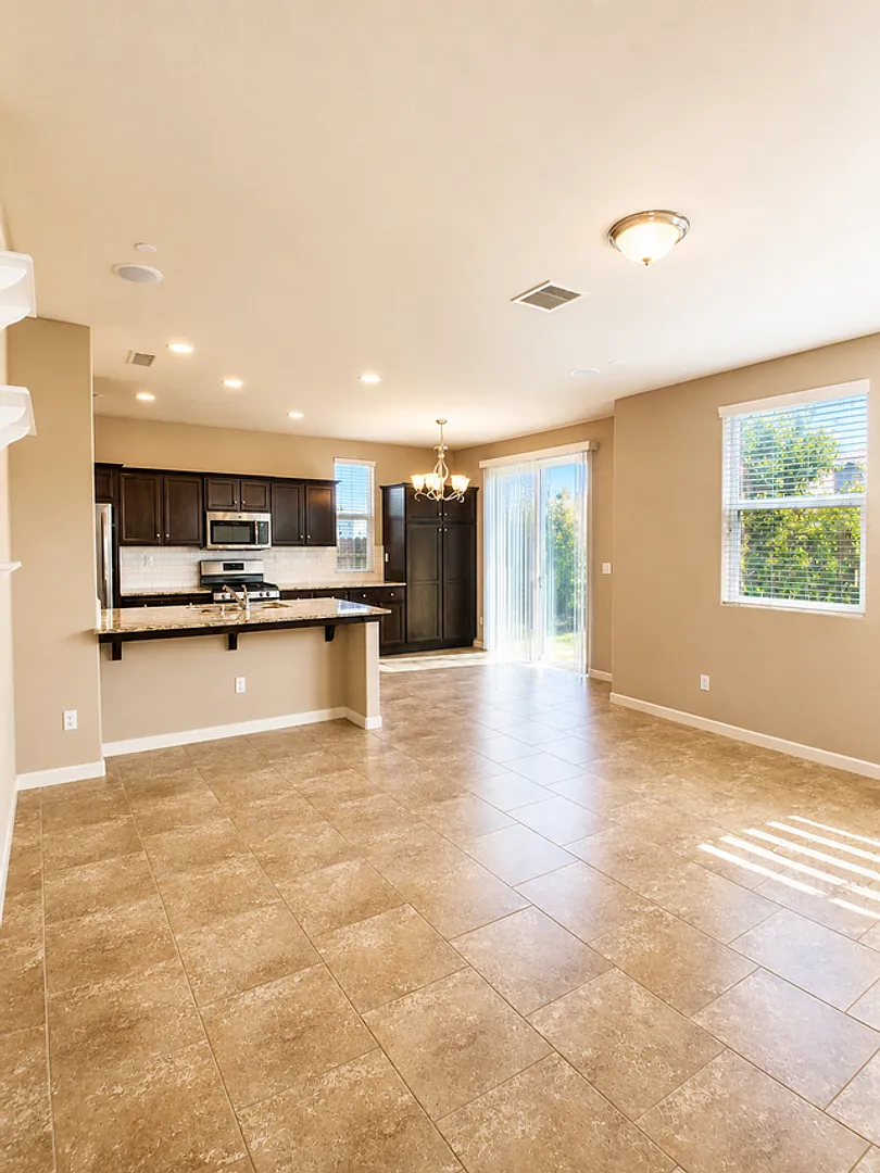 Modern 3-Bedroom, 2.5-Bath In Clovis! **Solar Included - Pge Savings** — Photo 4