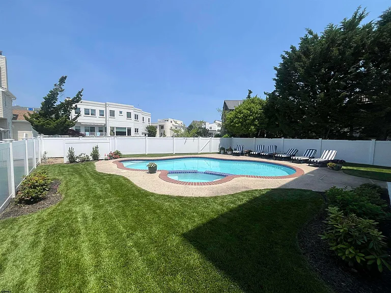 7607 Burk Ave — Photo 48