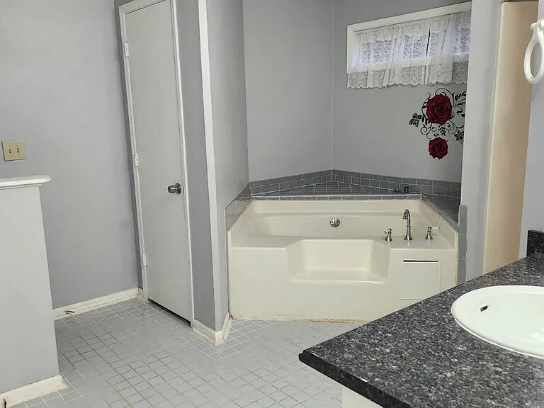 6073 Dorchester Dr — Photo 5