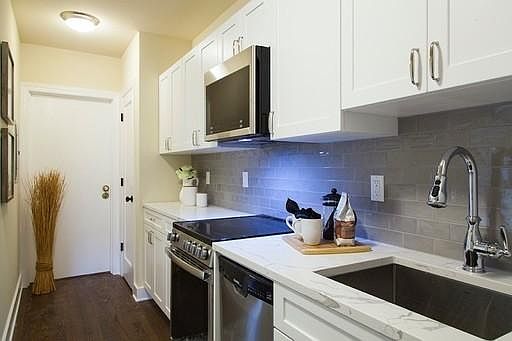 4th image of 2821 Franklin Ave E
