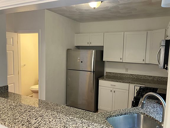3rd image of 325 New London Ave APT B3