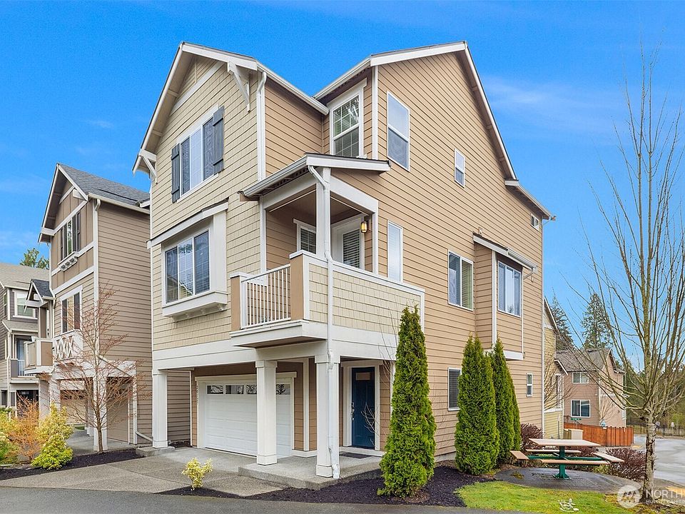 Corner lot adds space, privacy and curb appeal!>