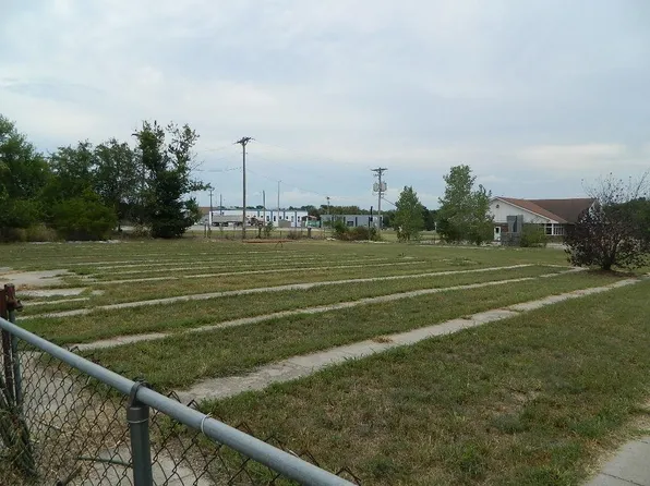 704 Wheat Rd, Winfield, KS 67156