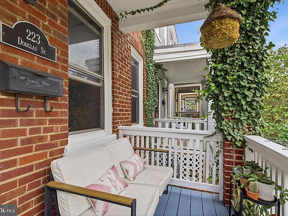5th image of 223 Douglas St NE