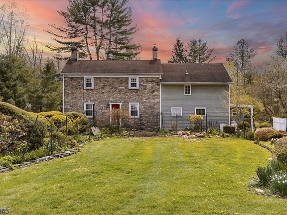 2nd image of 685 Woodglen Rd