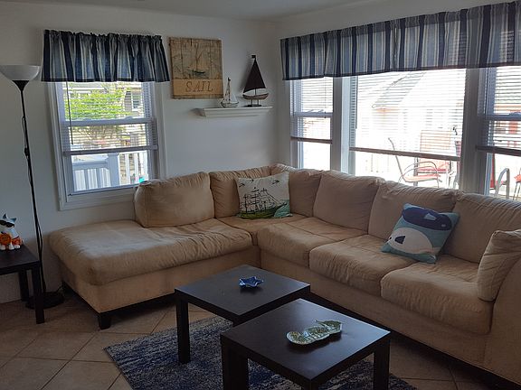 Blue Bungalow - Living Room