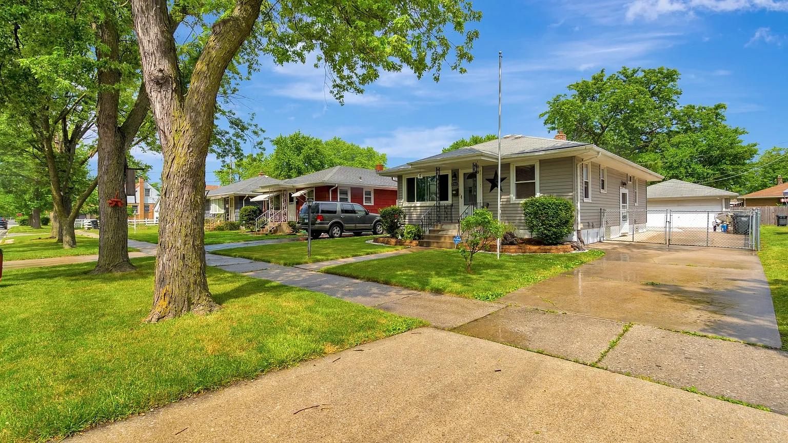 17427 Community St photo 1