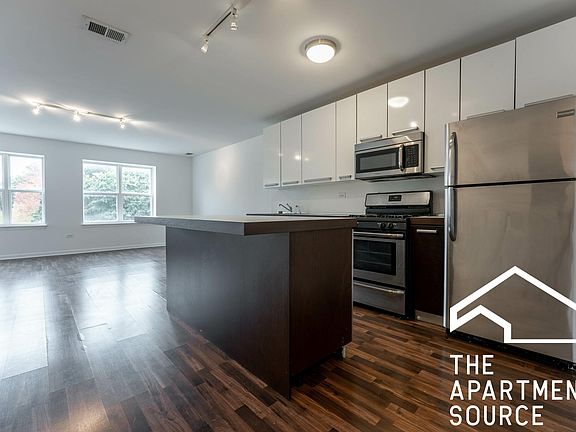 2nd image of 1544 W Glenlake Ave APT 2H