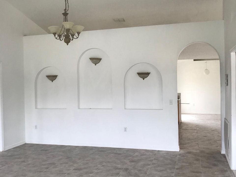 1st image of 560 Adriel Ave
