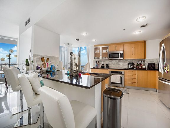 2nd image of 325 Biscayne Blvd #3623