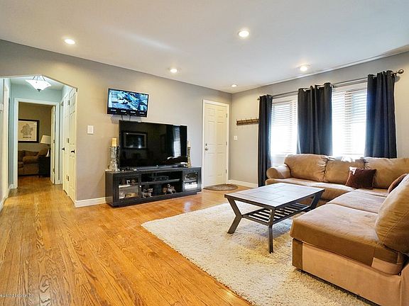5th image of 125 Beverly Ave
