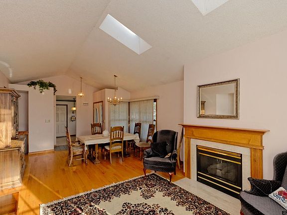 4th image of 12 Essex Cir