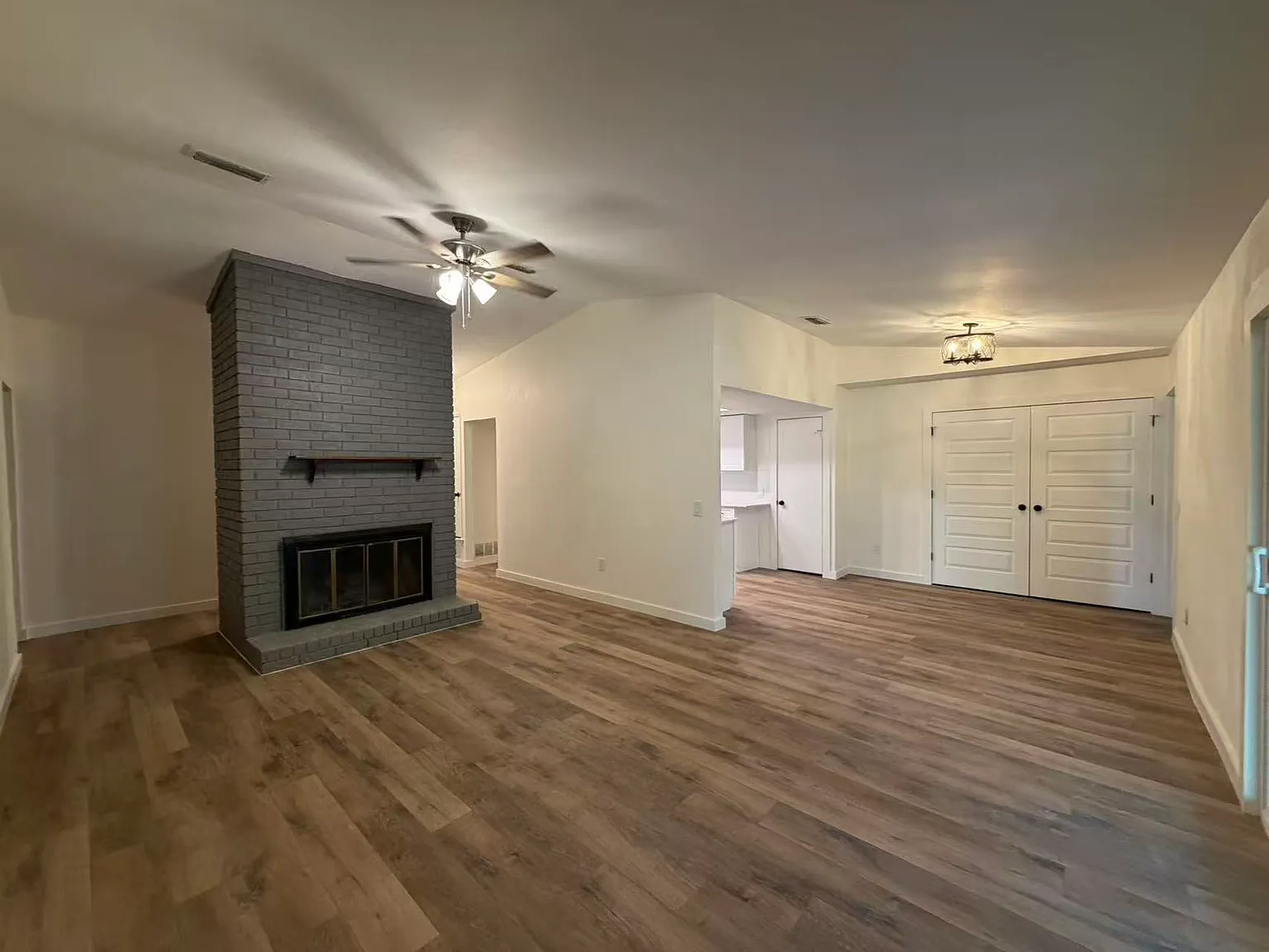 4 bed, 2102 sqft, $2,295 — Photo 4