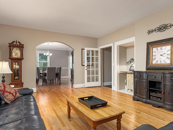 3rd image of 484 E View Dr