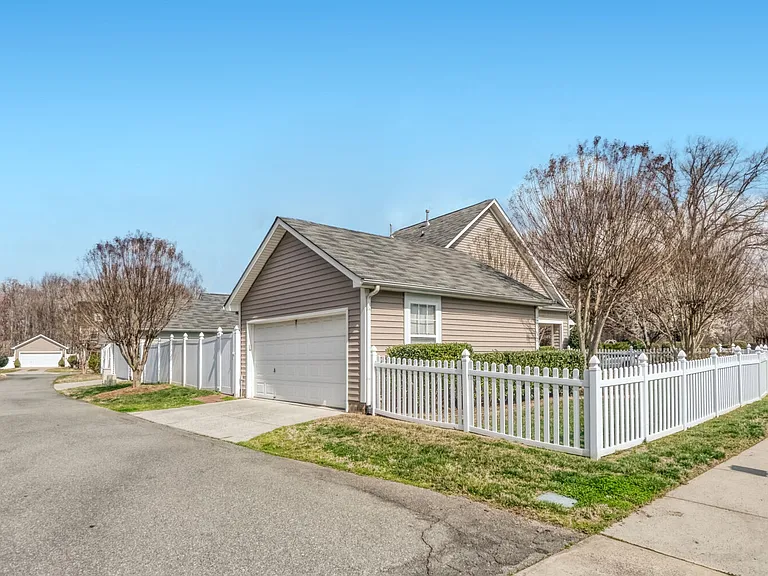 13718 Aldenbrook Dr — Photo 38