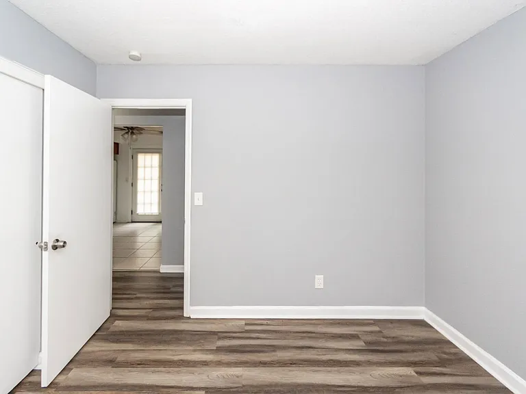 107 Greenhurst Ave — Photo 25
