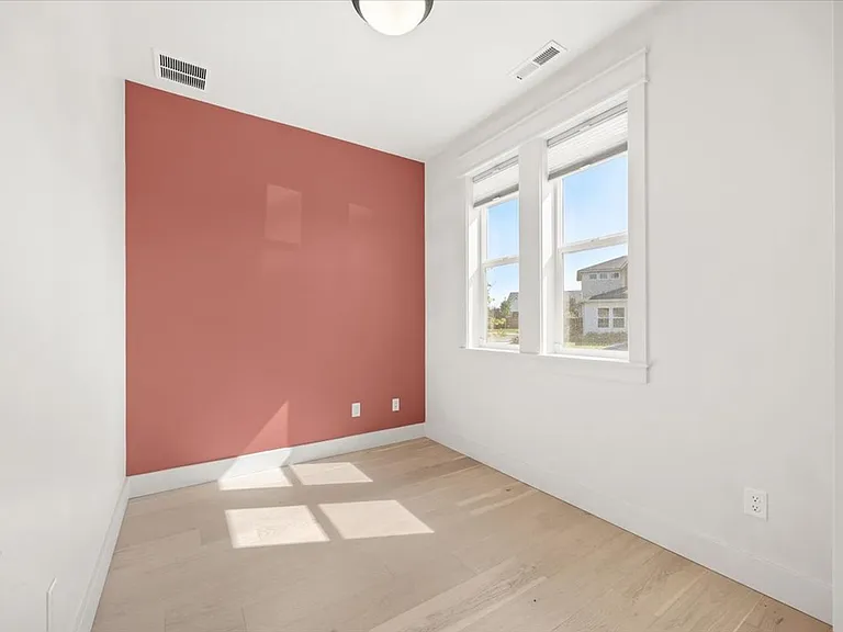 555 S Proctor Ln — Photo 17