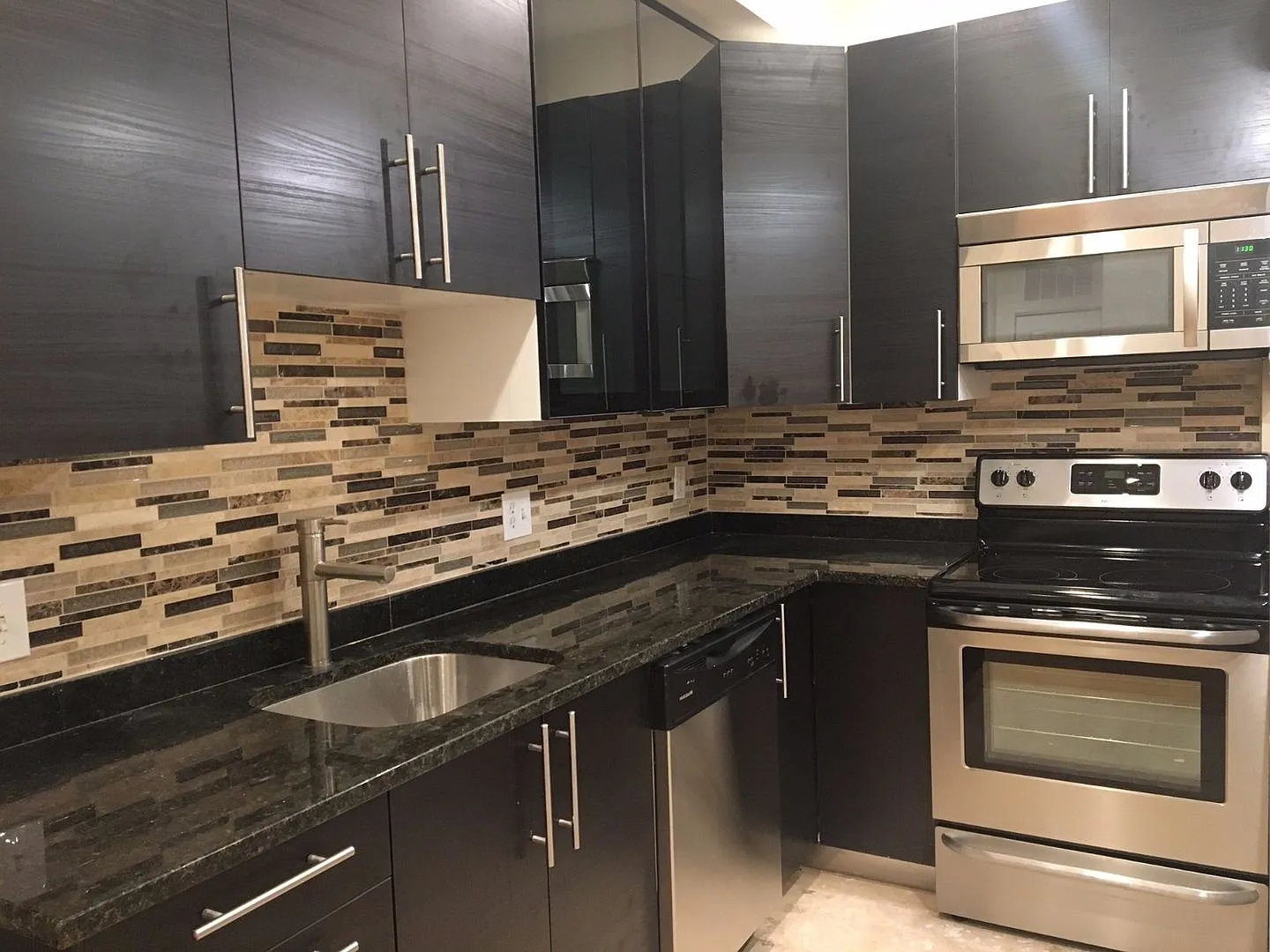No brokers Fee, Central heat, Laundry on a Site, Parking for Rent, Steps from the T Stop — Photo 3