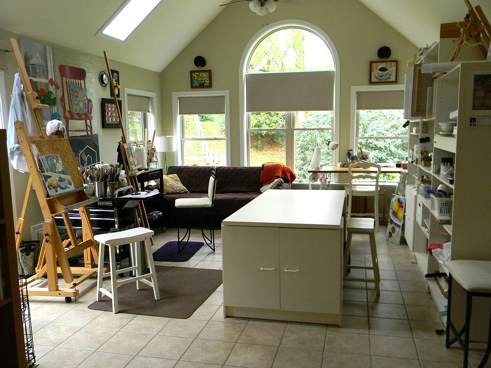 2nd image of 120 Crown Ct