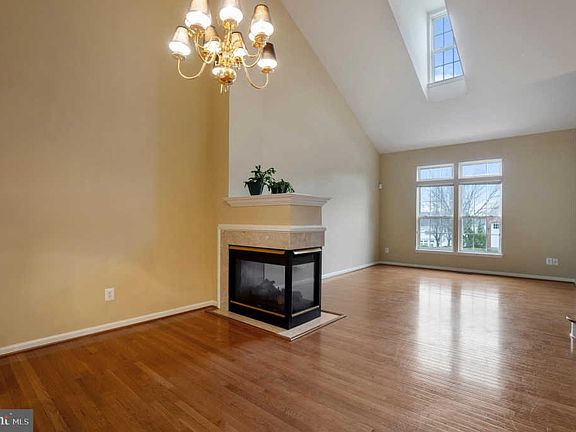4th image of 227 Onyx Way