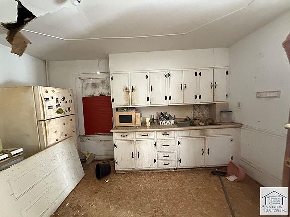 4th image of 106 Moss St