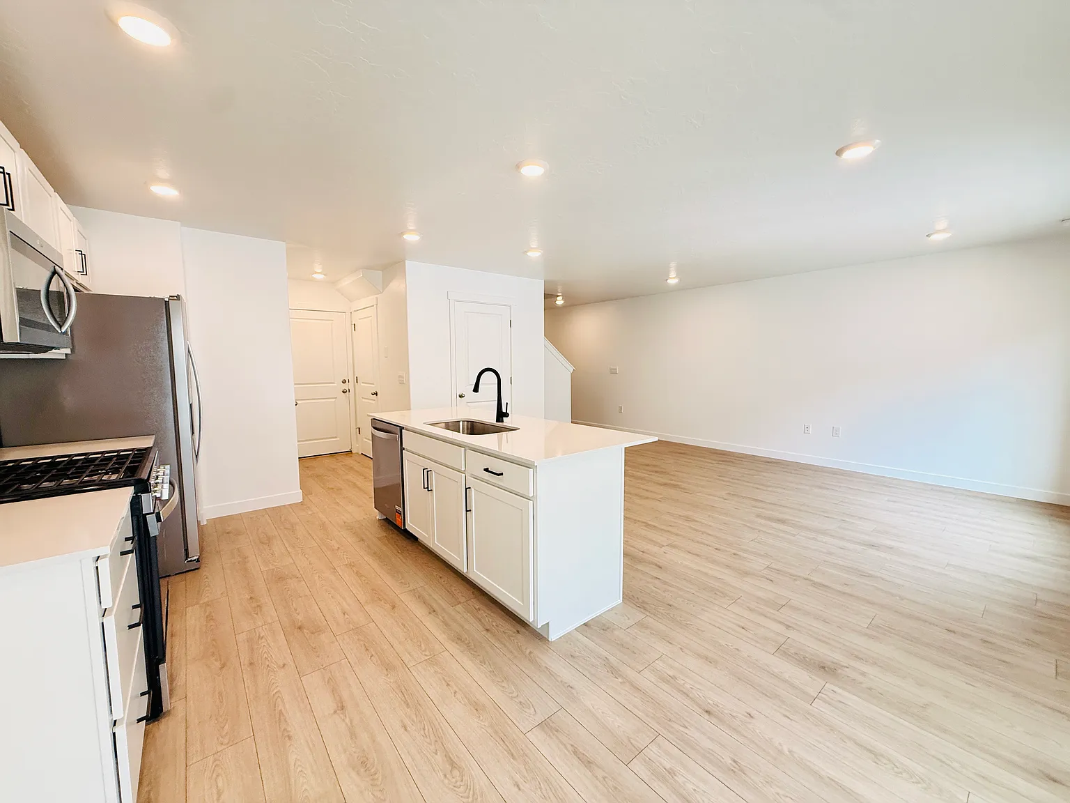 4 bed, 2.5 bath, 2248 sqft, $2,200 — Photo 4