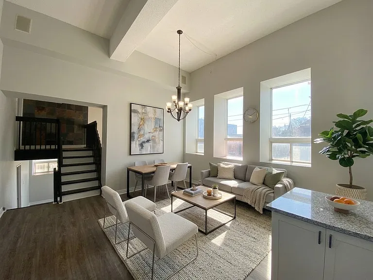 430 Adelaide St N — Photo 1