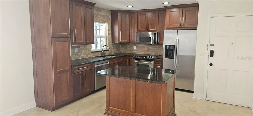 2 bed, 2.0 bath, 1100 sqft, $2,400 — Photo 3