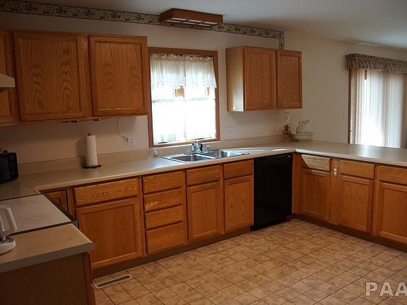 5th image of 908 E Finch St