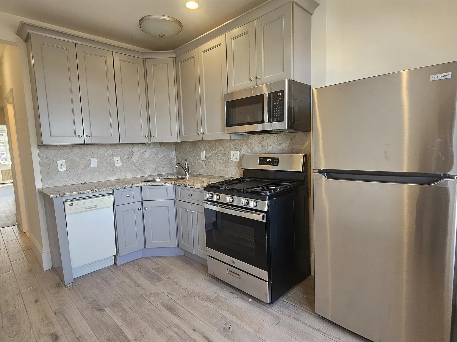 9103 Bergenwood Ave — Photo 2