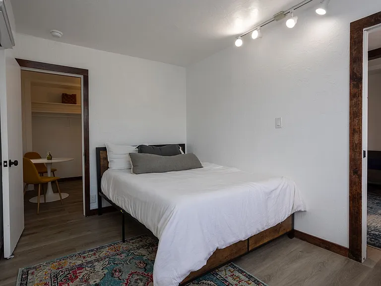 239 N Warren Ave — Photo 51