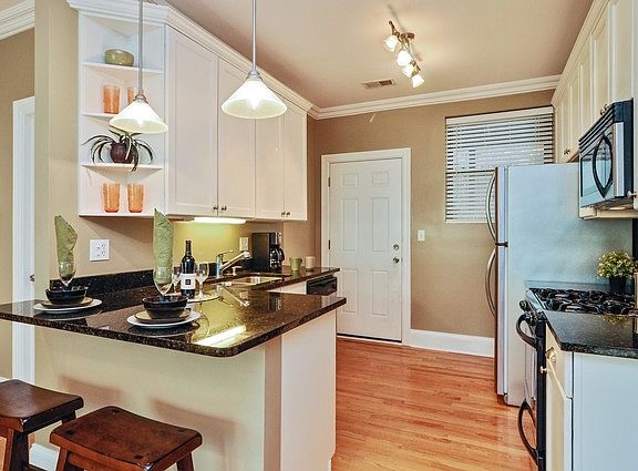 3rd image of 2130 N Oakley Ave APT 2