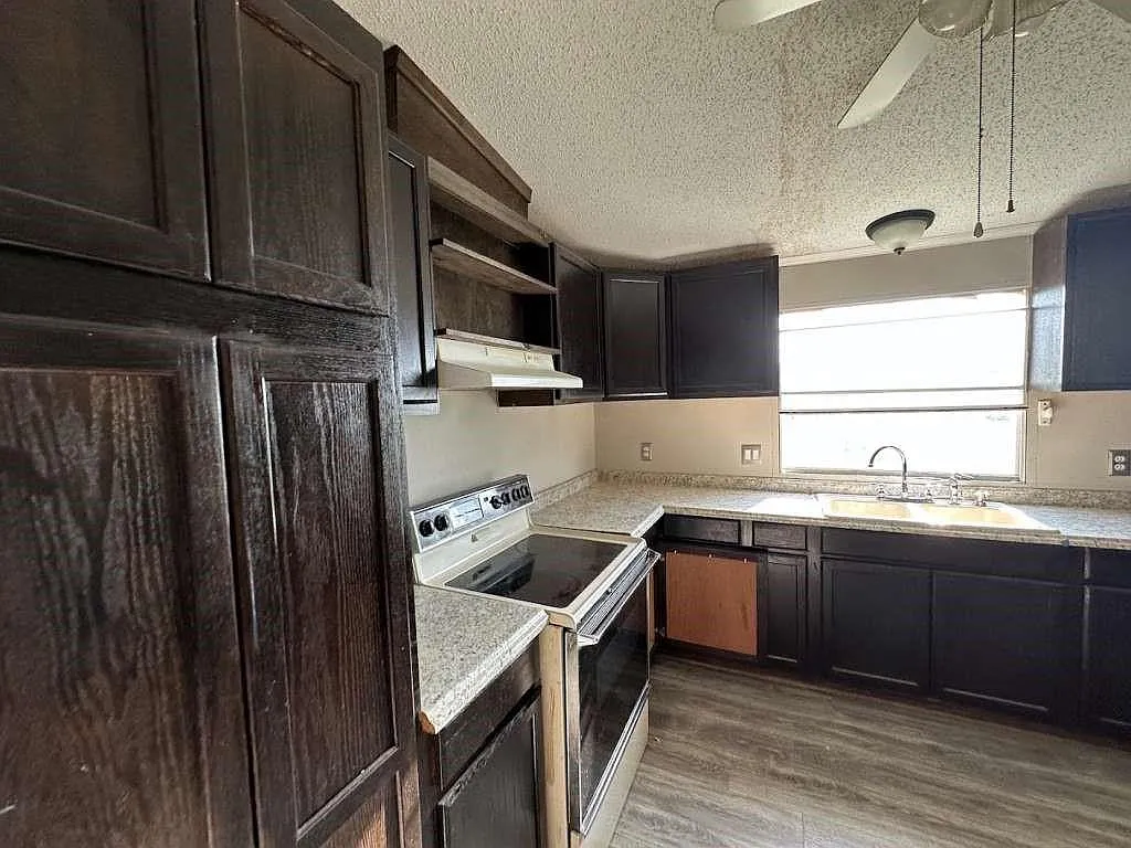 4 bed, 2.0 bath, 2304 sqft, $1,999 — Photo 4