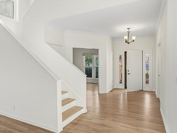 4th image of 833 Magnolia Ct E