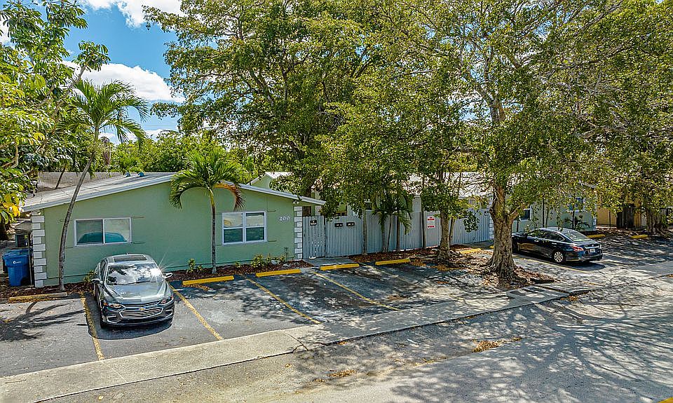 1st image of 200 NW 17th Ct APT 1