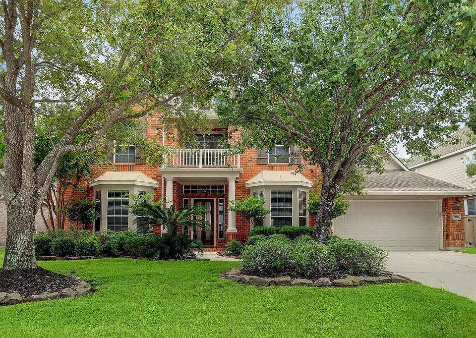 Welcome home! This 2 story 4 bedroom, 3.5 bath home is waiting for your family.