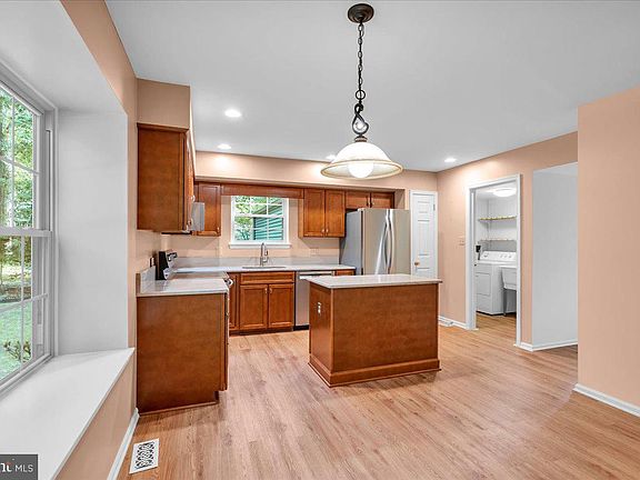 4th image of 29 Harwood Dr