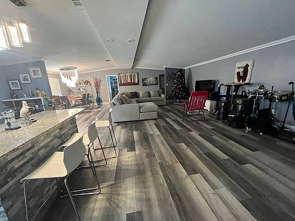 4th image of 472 Greenwood Ln