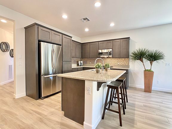 3rd image of 796 E Verde Blvd