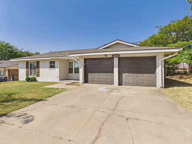 324 NW Compass Dr — Photo 1